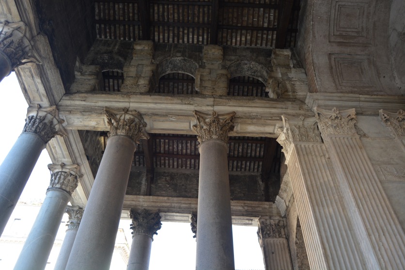 Sobre nuestras cabezas. Entrada al Panteón de Agripina